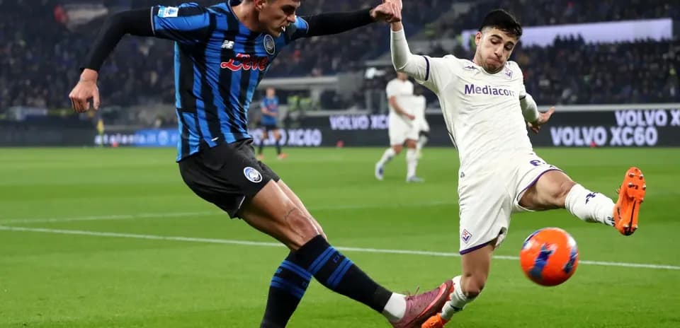 Player tackling during Fiorentina vs Atalanta match