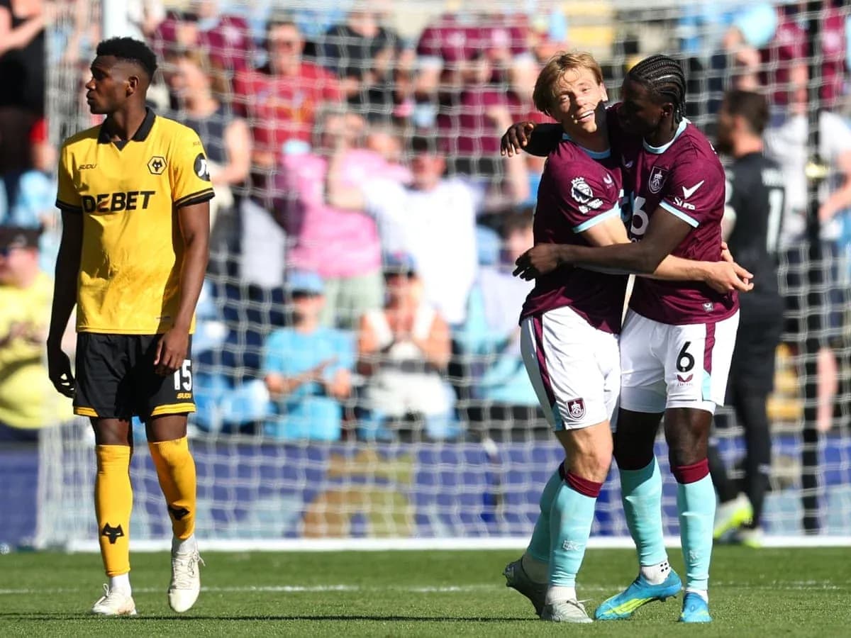 Burnley players celebrating during match against Wolves