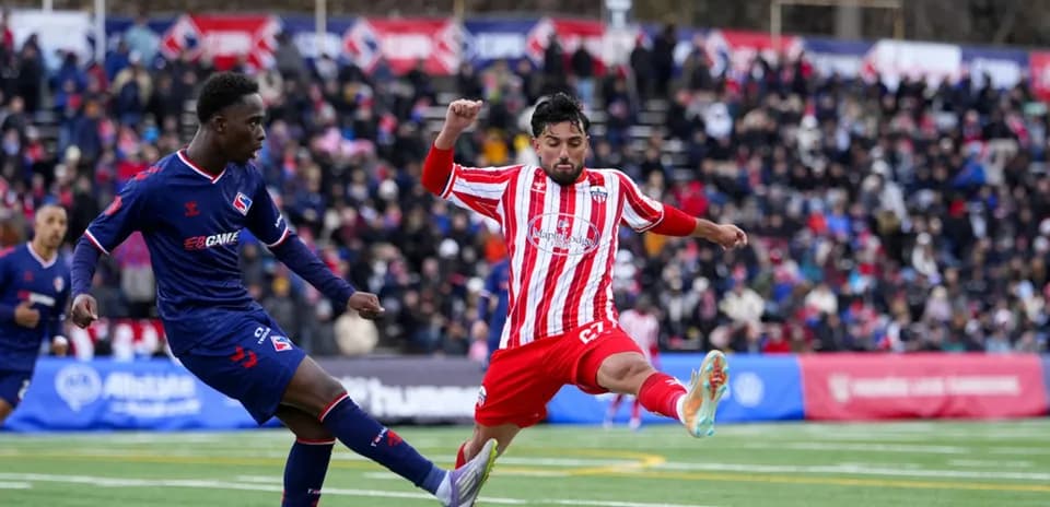 Players from Atlético Ottawa and Supra du Quebec competing