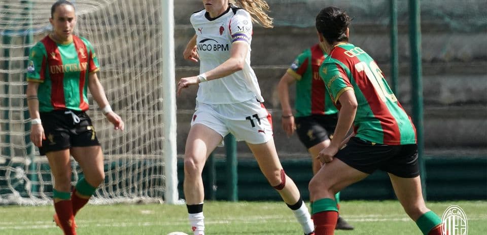Female players competing for the ball in Serie A match