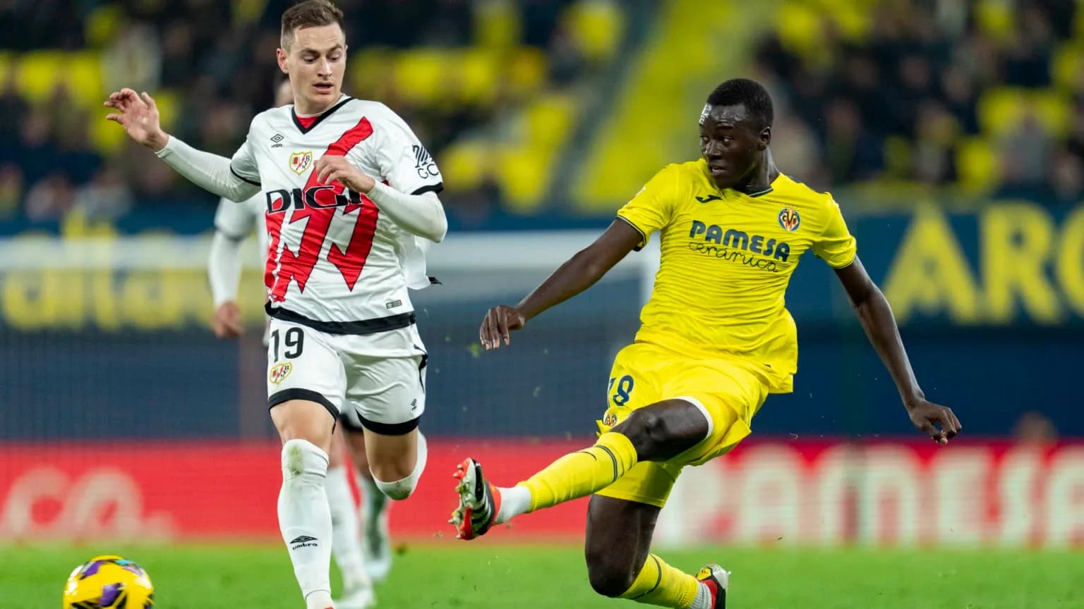 Players competing in Rayo Vallecano vs Villarreal match