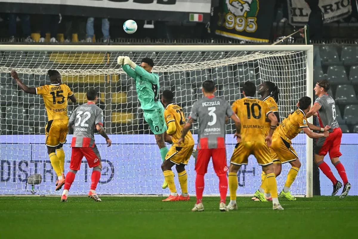 Goalkeeper saves shot during Udinese vs Cremonese match