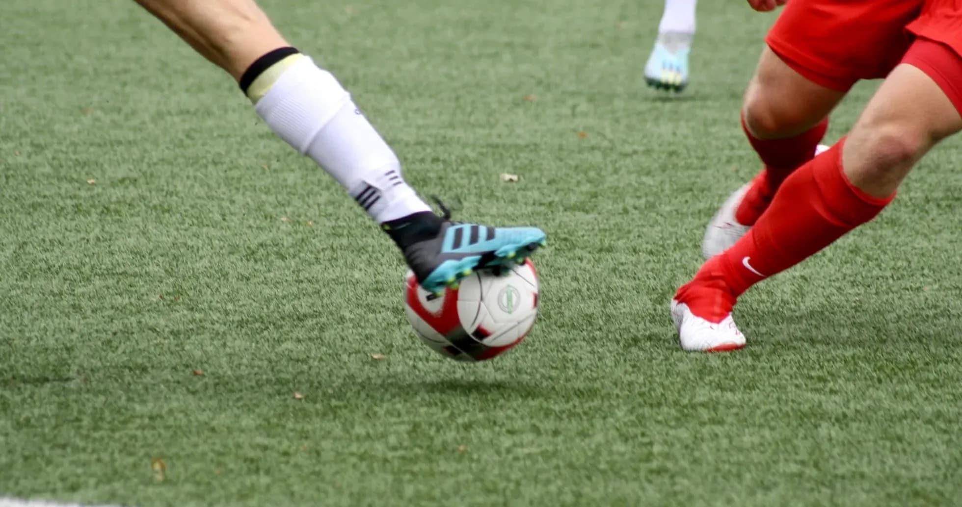 Players competing for the ball in WK-League match
