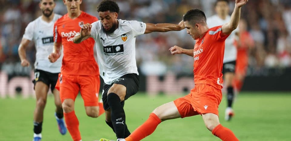 Players competing in Real Sociedad vs Valencia match