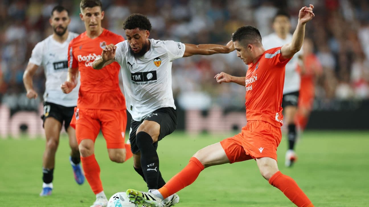 Players competing in Real Sociedad vs Valencia match
