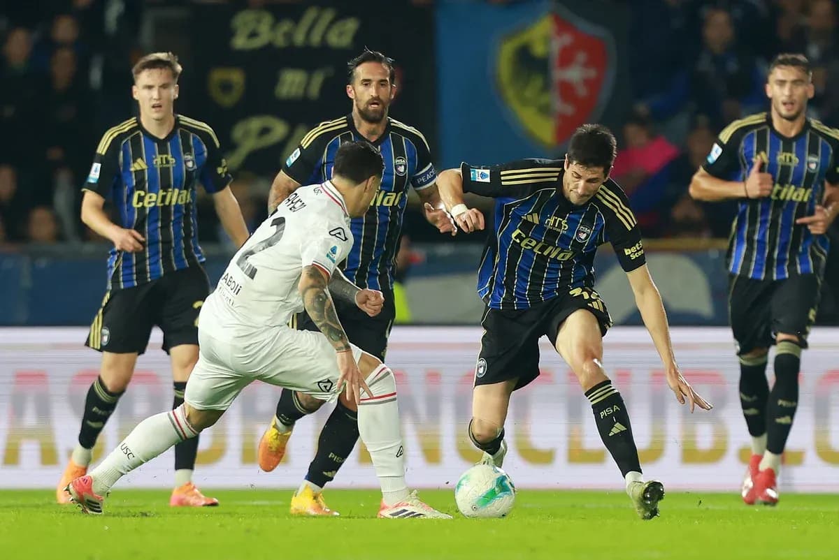 Players competing for the ball during Cremonese match