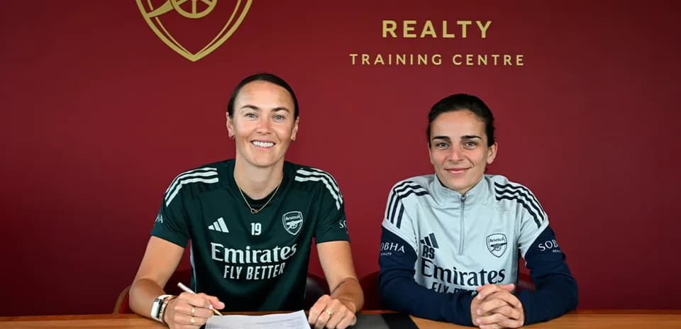 Players signing contract at Arsenal training center