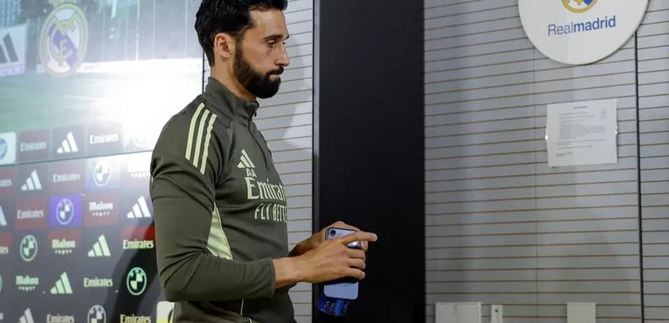 Player entering press conference room for Real Madrid
