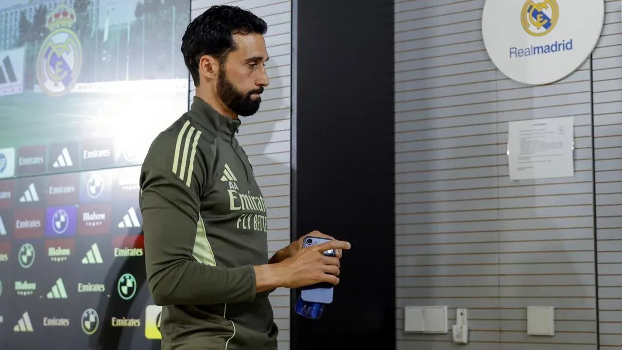 Player entering press conference room for Real Madrid
