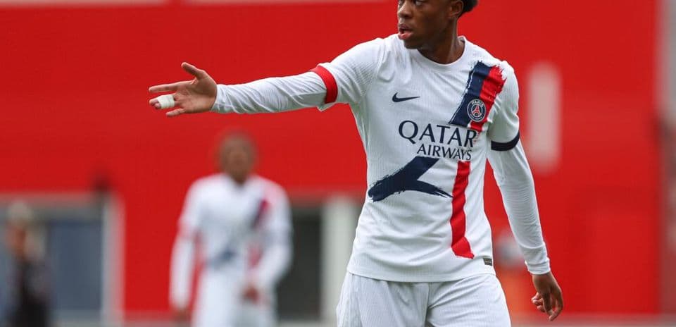 Player gesturing during match in PSG kit