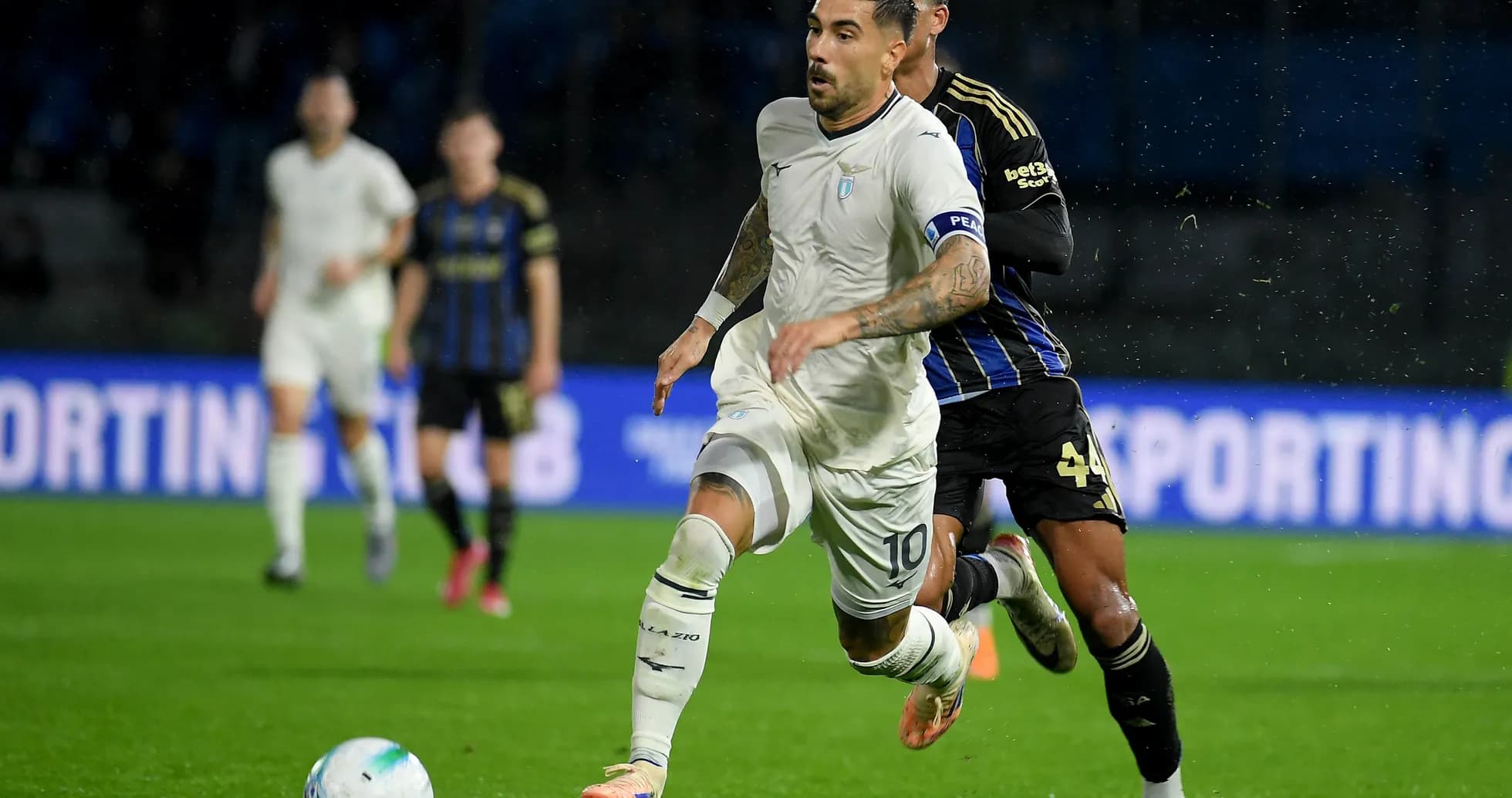Lazio player dribbling against Pisa defender