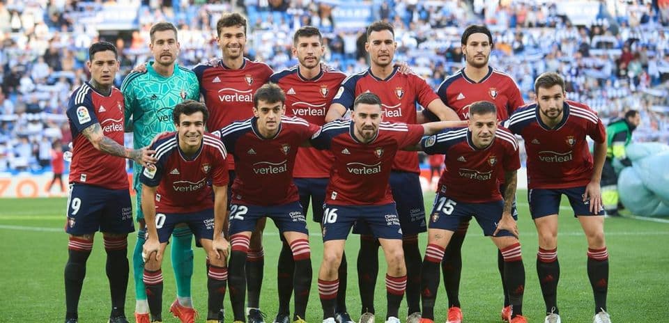 Osasuna team posing before the match