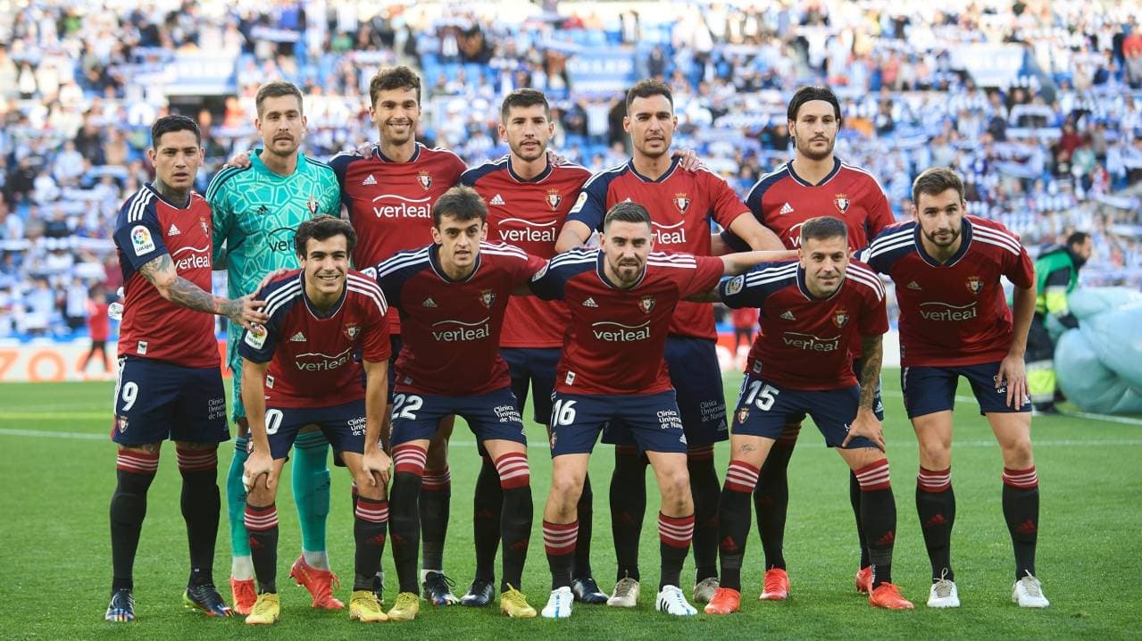 Osasuna team posing before the match