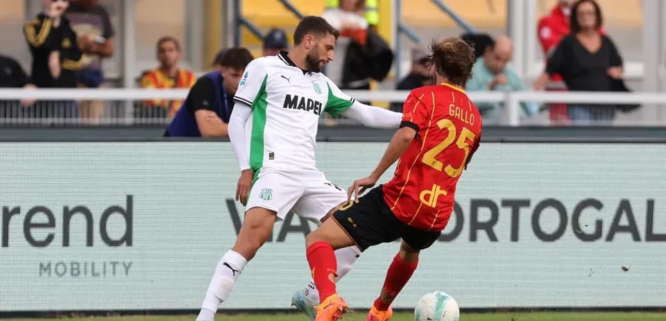 Sassuolo player challenges Lecce player for the ball
