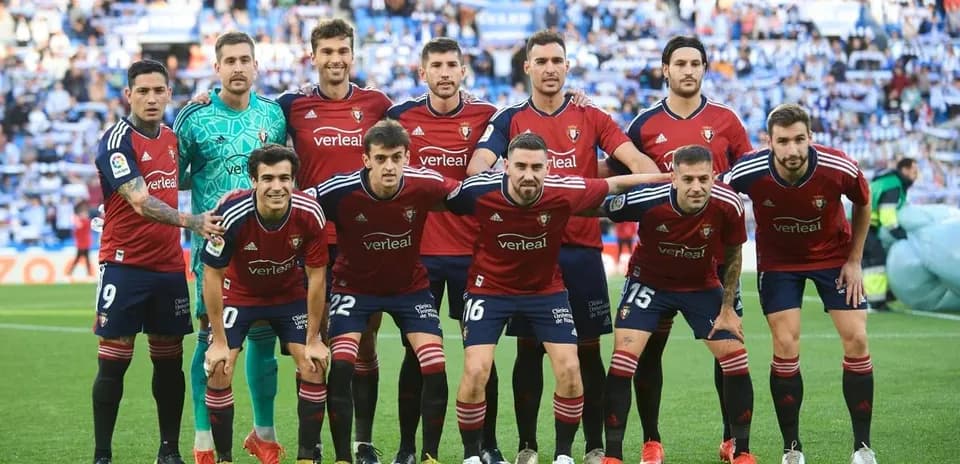Osasuna players posing for team photo