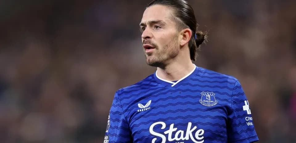Player in Everton jersey during match action