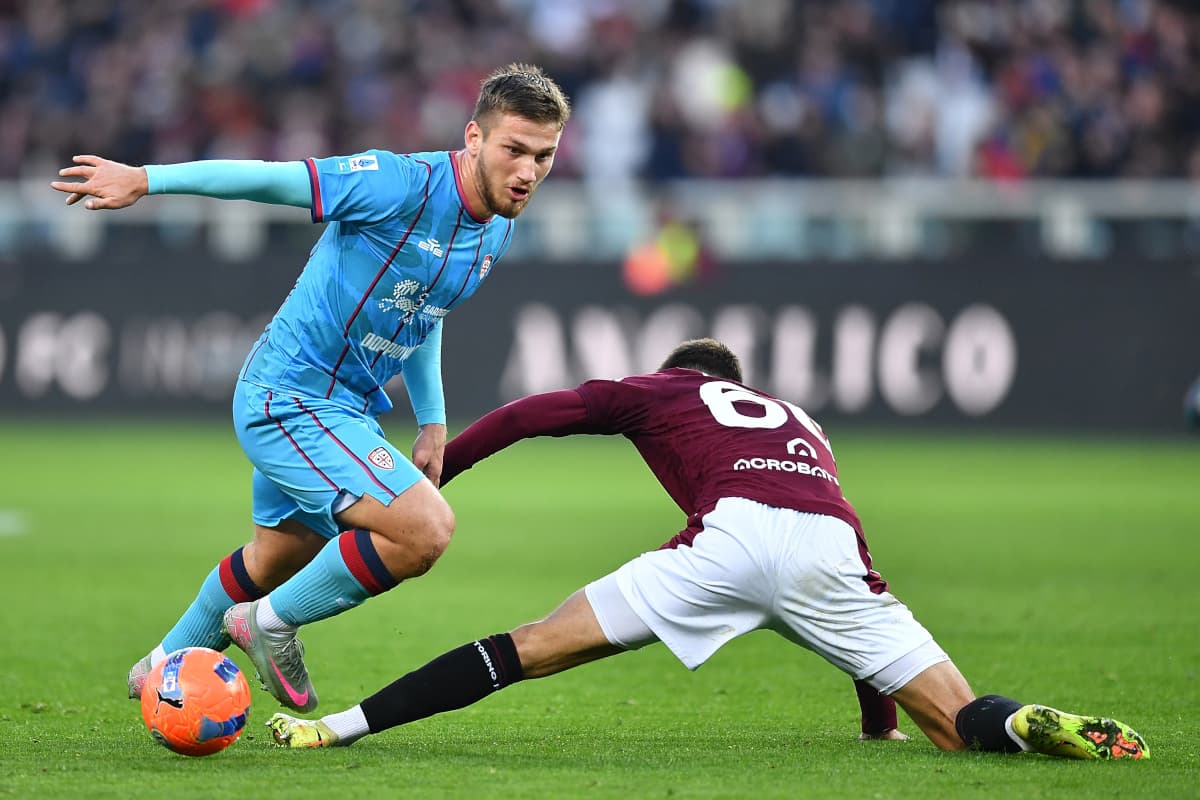 Cagliari player evading tackle during Serie A match