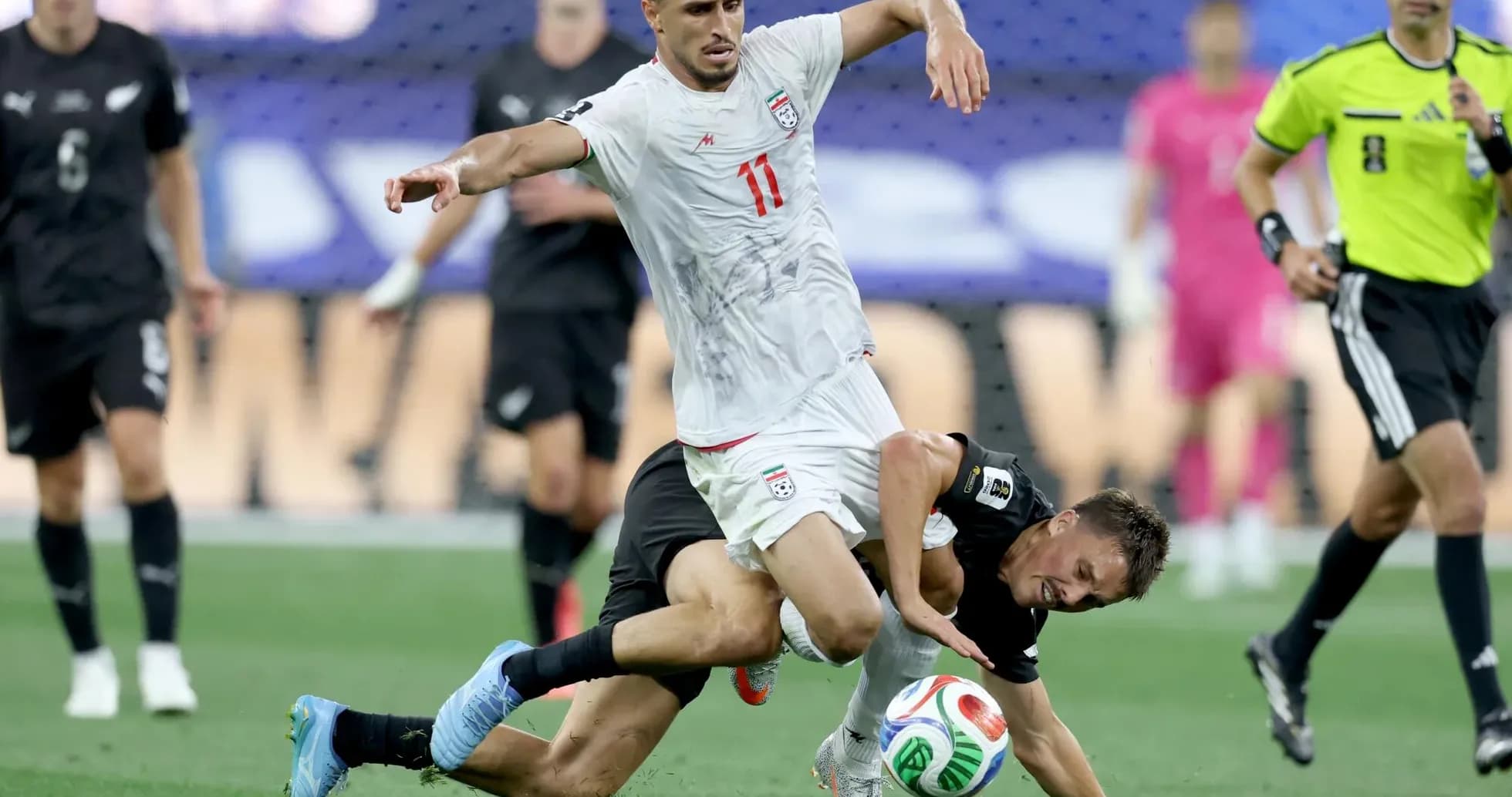Iran player challenges New Zealand opponent during match