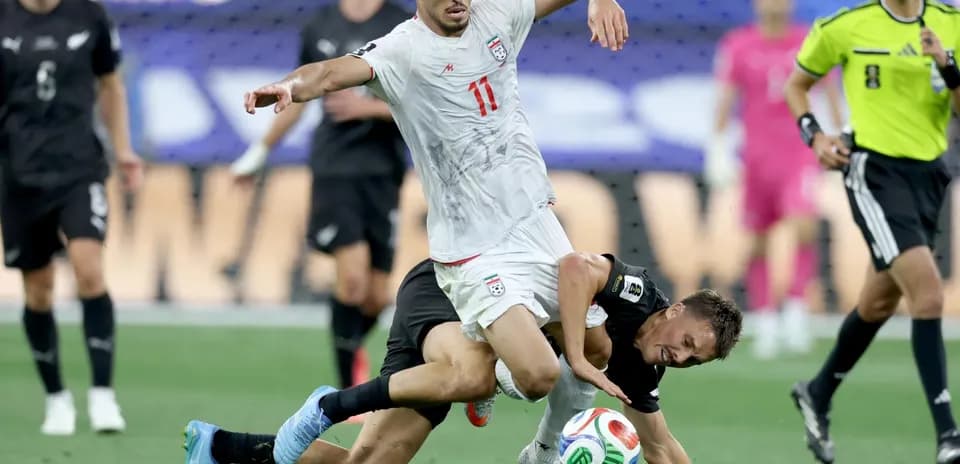 Iran player challenges New Zealand opponent during match