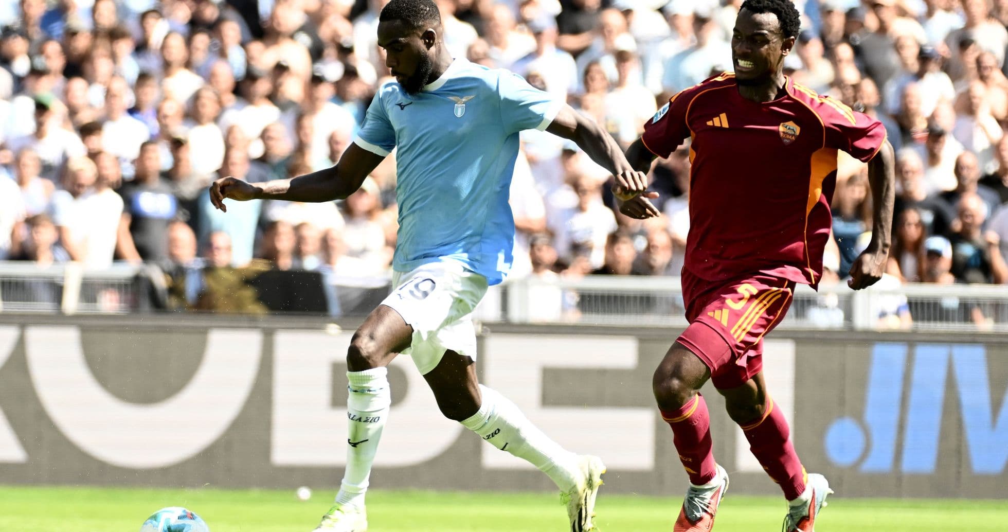 Lazio player dribbling past AS Roma defender