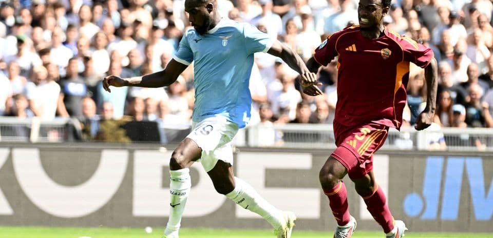 Lazio player dribbling past AS Roma defender