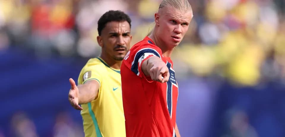 Players from Norway and Brazil on the field