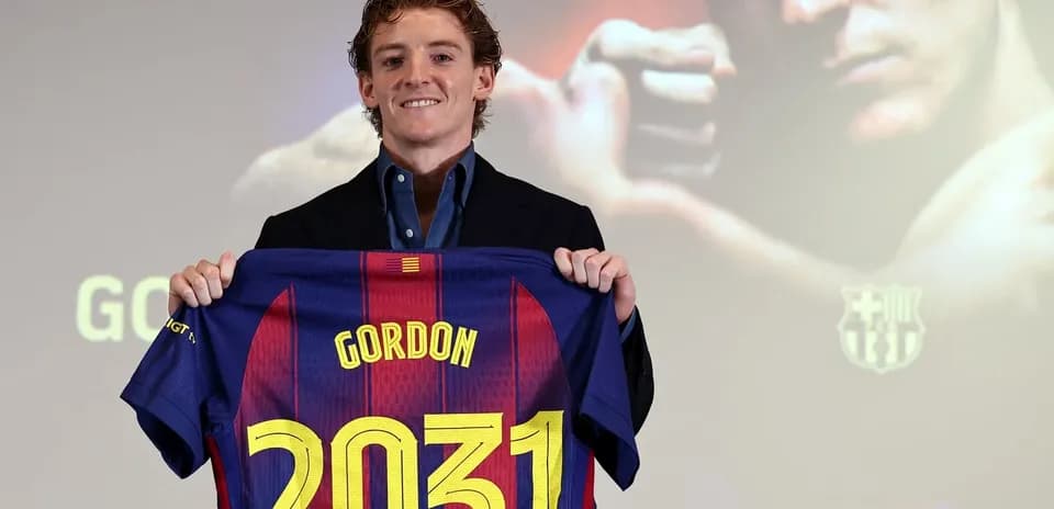 Player holding FC Barcelona jersey with 'Gordon' and '2031'