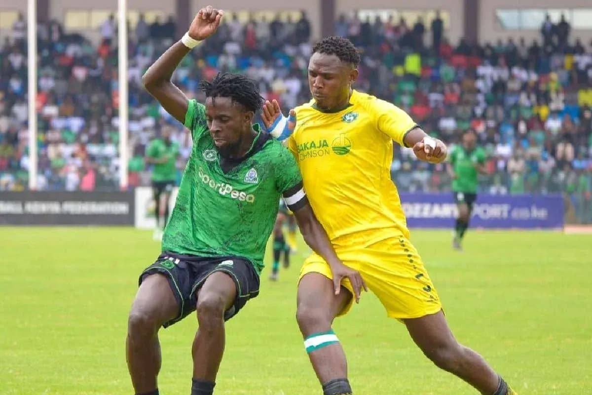 Gor Mahia player challenges Nairobi United opponent