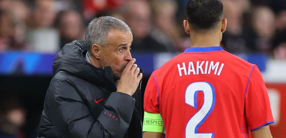 Coach speaking to player Hakimi during match