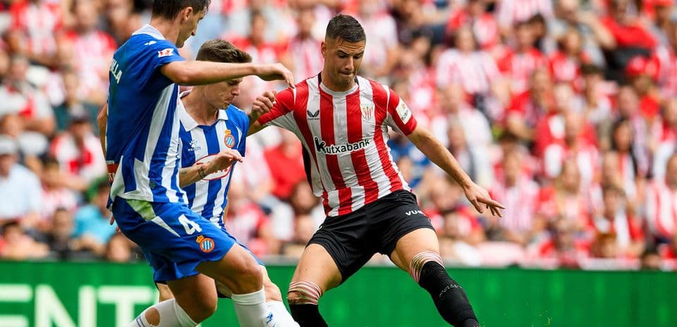 Players competing during Espanyol vs Athletic Club match