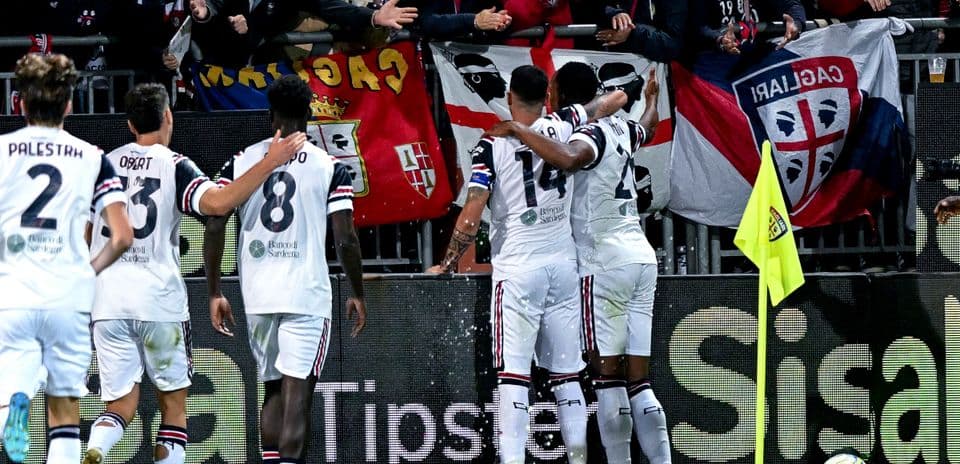 Cagliari players celebrating goal with fans