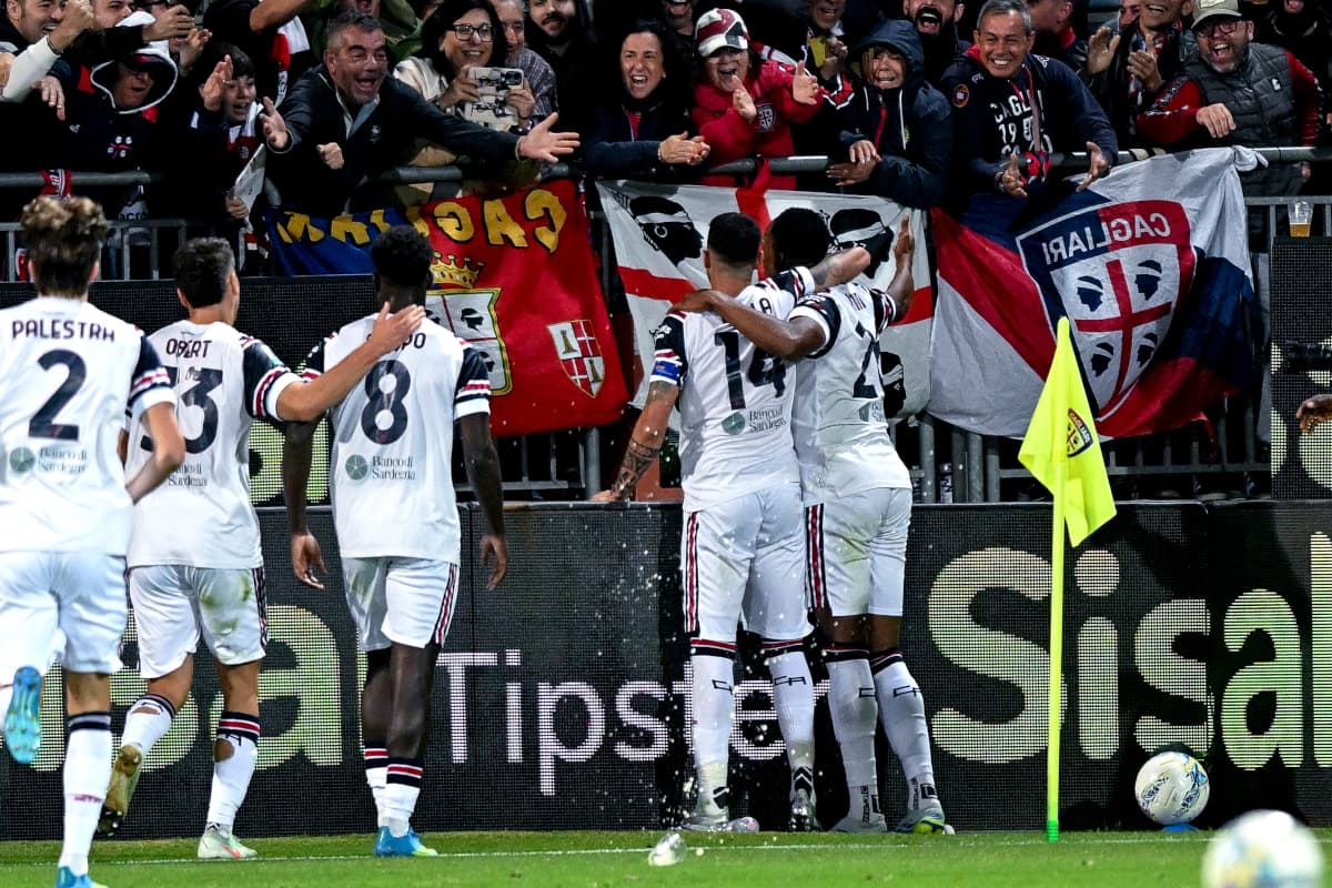 Cagliari players celebrating goal with fans
