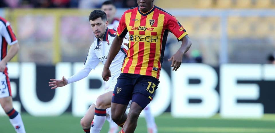 Lecce player dribbling past Genoa opponent