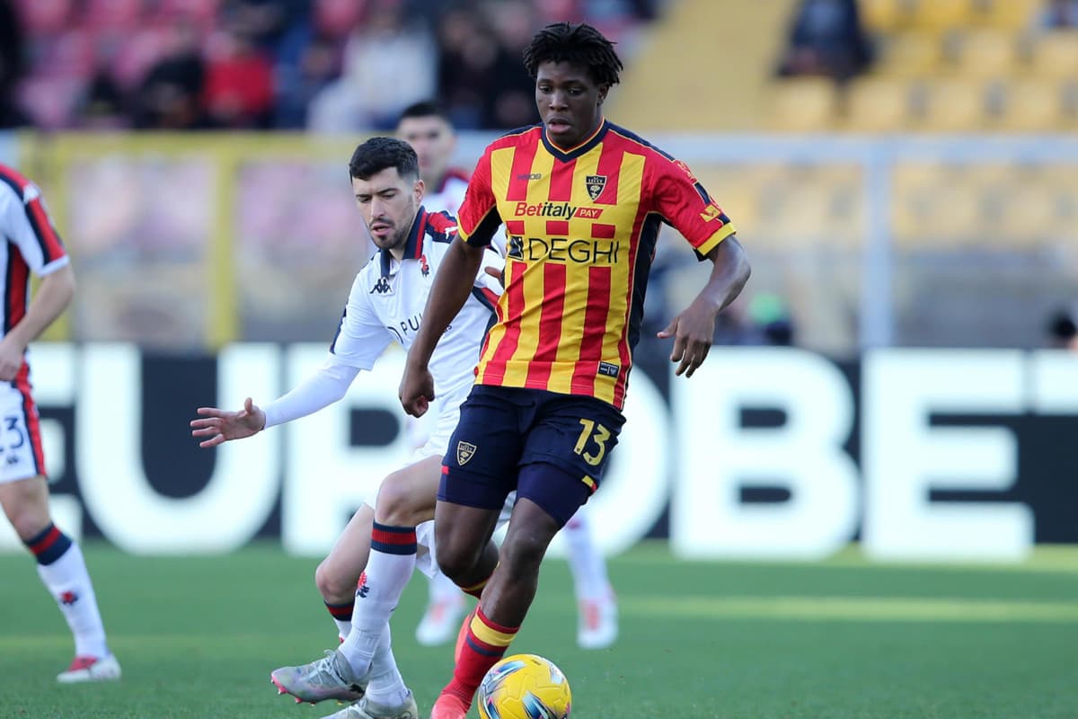 Lecce player dribbling past Genoa opponent