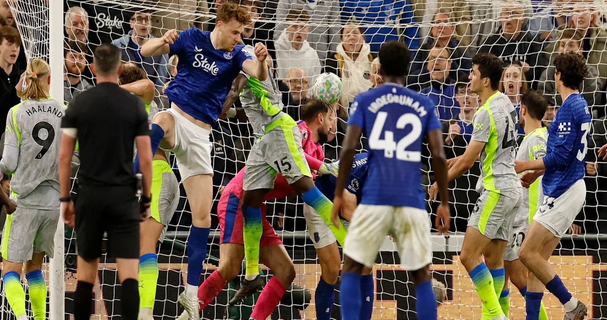 Everton player attempting to score against Manchester City