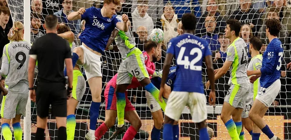 Everton player attempting to score against Manchester City