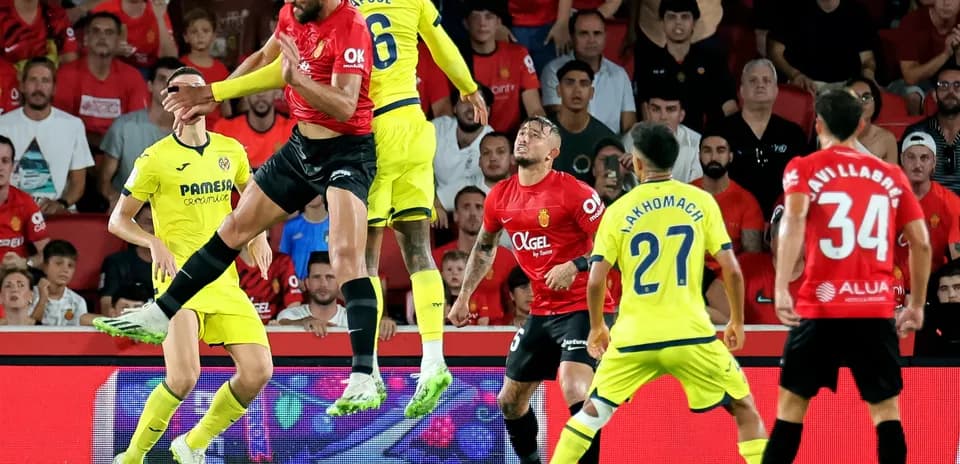 Players competing for the ball during Mallorca match
