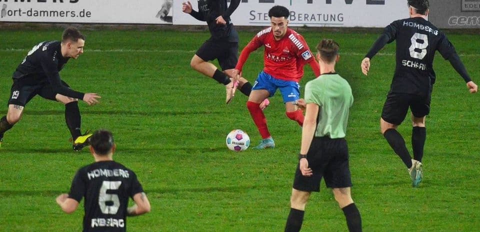 Players competing for the ball in Holzheimer SG match