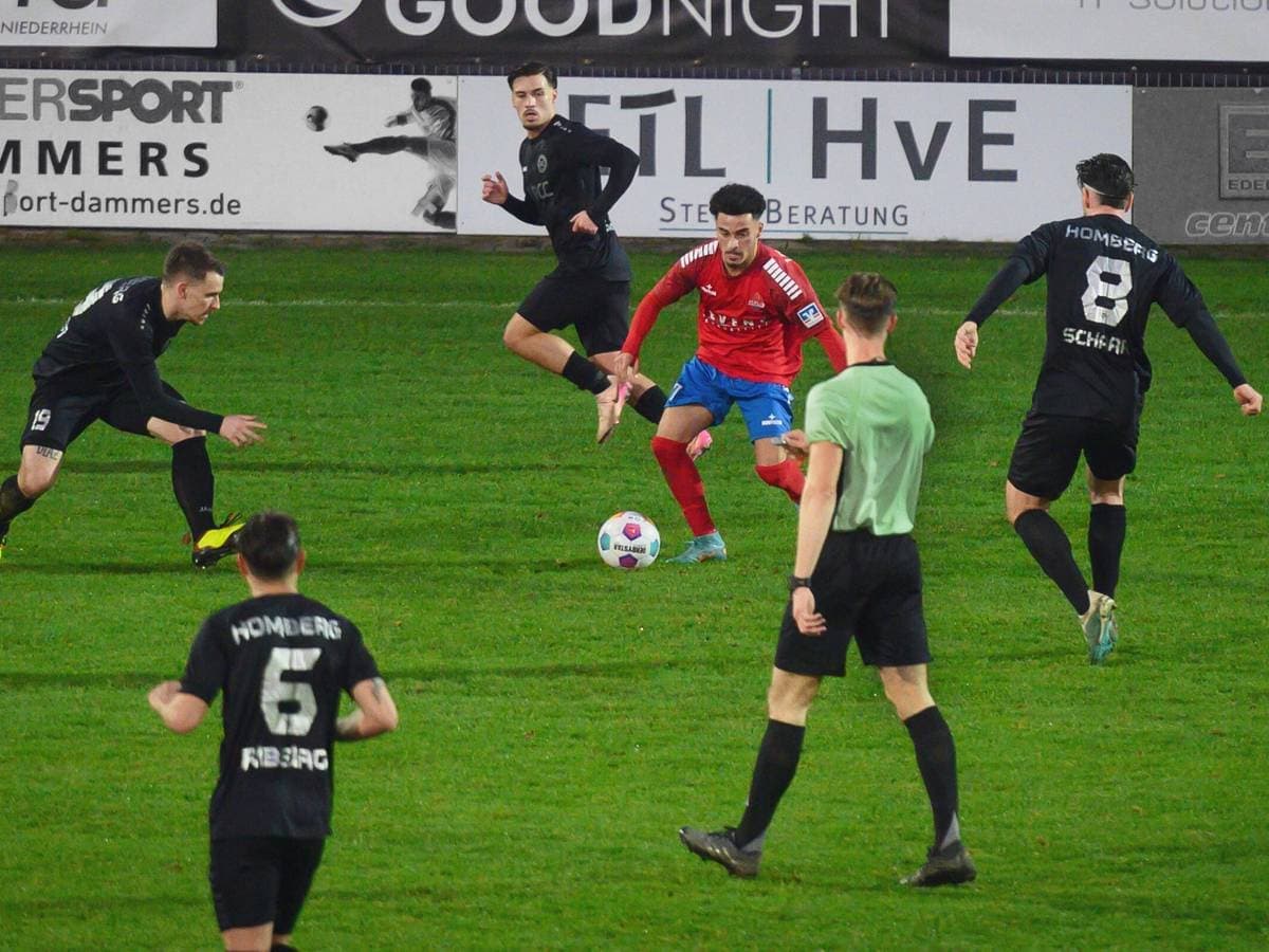Players competing for the ball in Holzheimer SG match Players competing for the ball in Holzheimer SG match