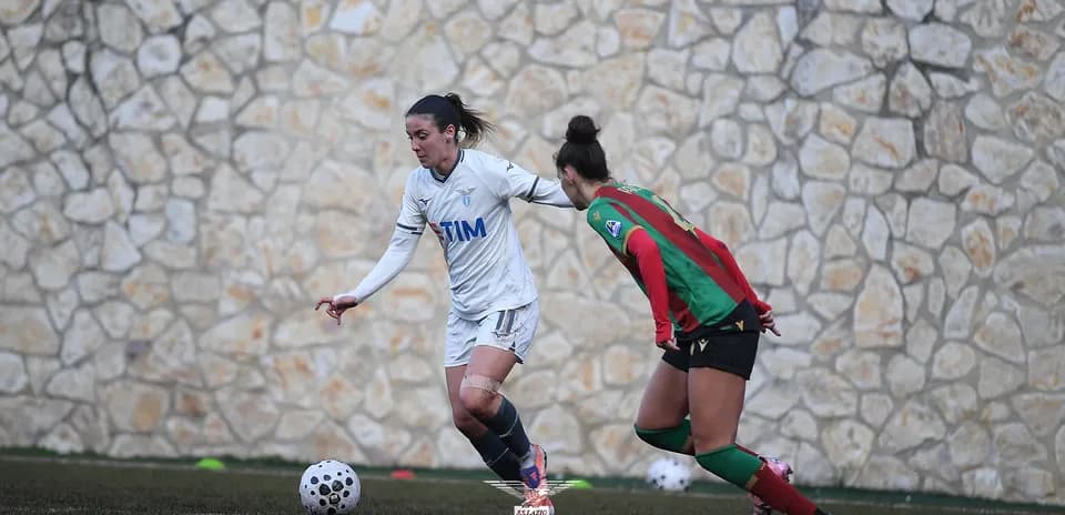 Lazio W player dribbling past Ternana W defender
