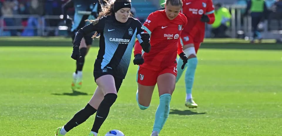 NJ/NY Gotham FC player dribbling against Houston Dash