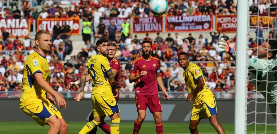 Hellas Verona players defending against AS Roma attack