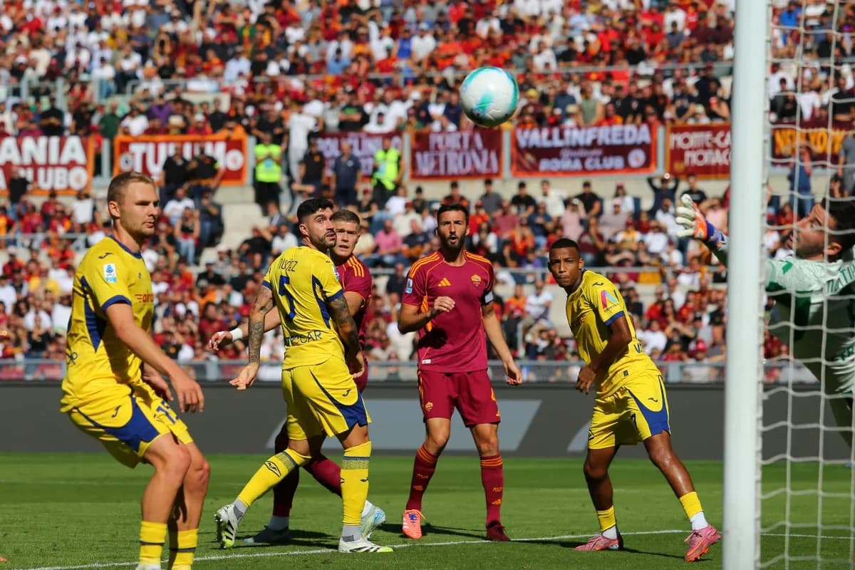 Hellas Verona players defending against AS Roma attack