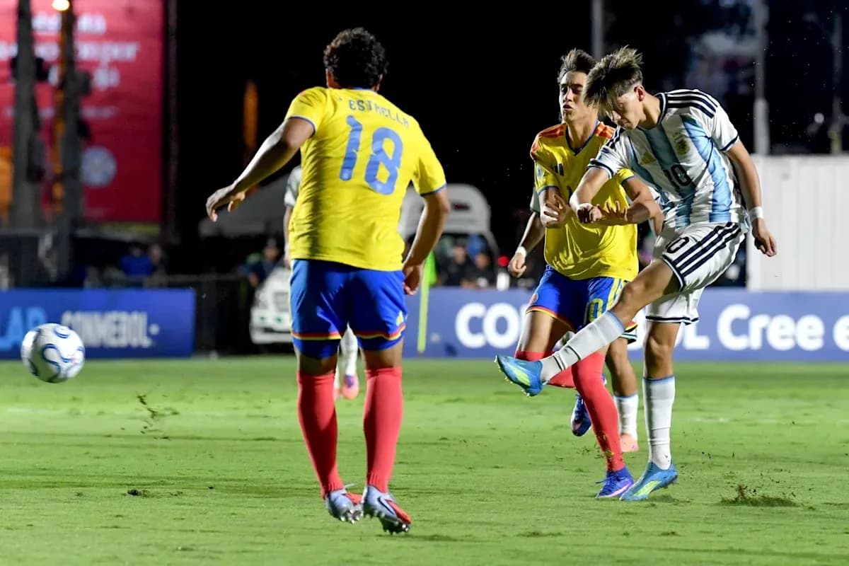 Argentinian player kicking ball against Ecuadorian defenders