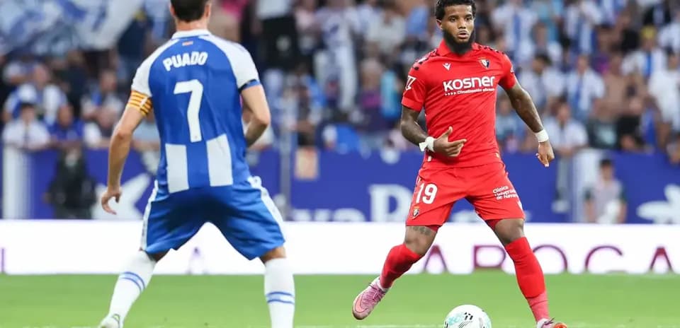 Osasuna player dribbling past Espanyol defender