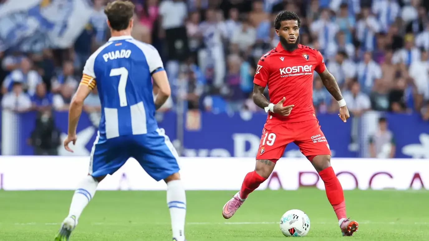 Osasuna player dribbling past Espanyol defender