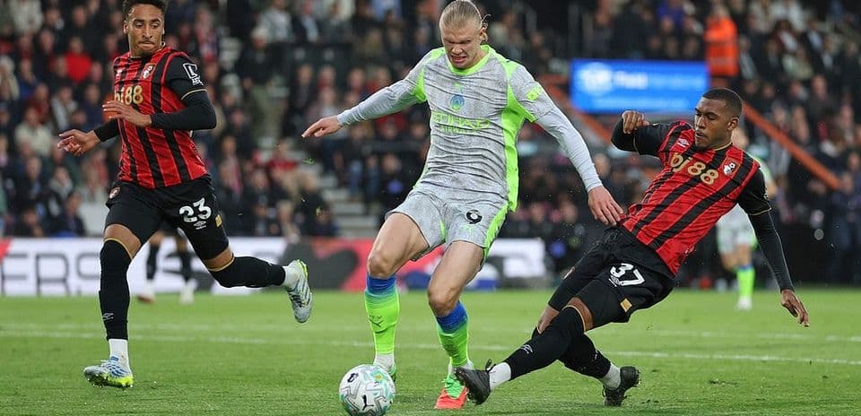 Players competing during Bournemouth vs Manchester City match