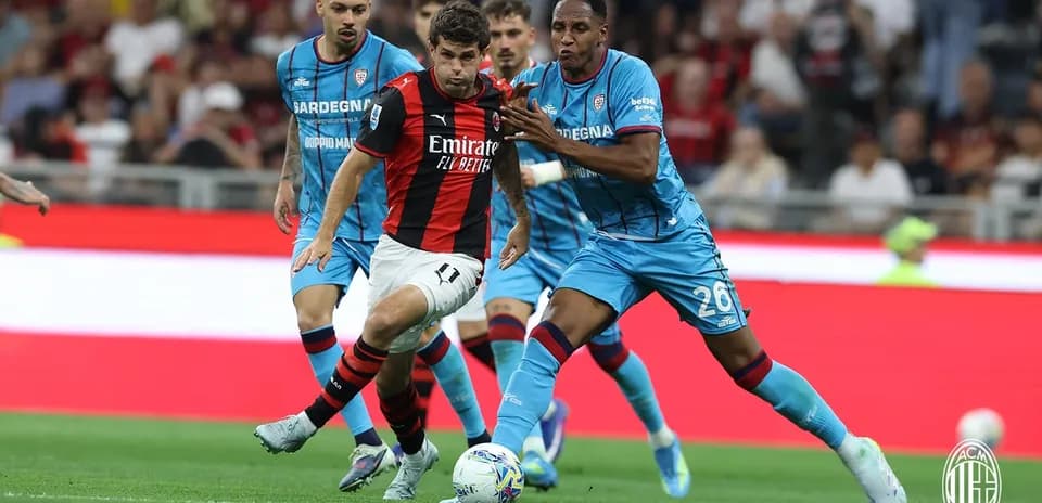 Player dribbling past opponent during Serie A match