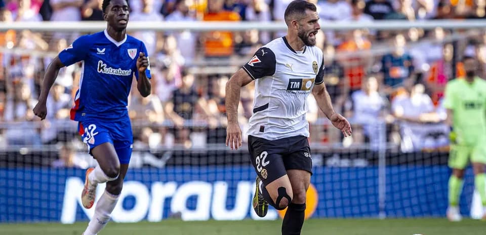 Athletic Club player chasing Valencia player