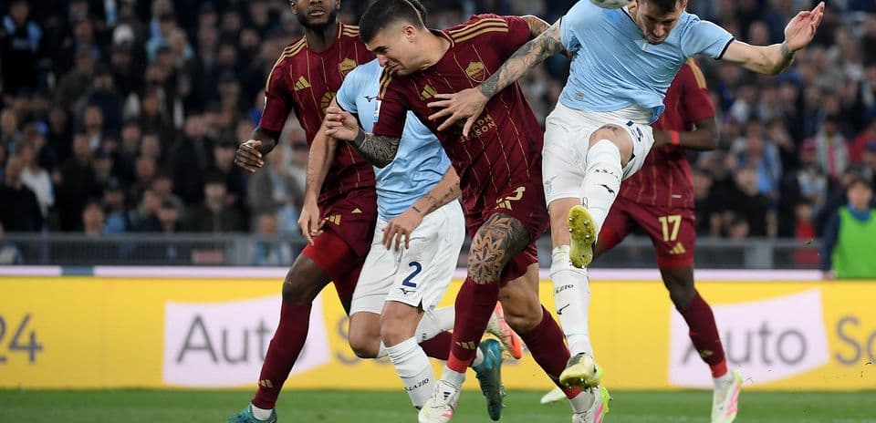 AS Roma players challenging Lazio during match